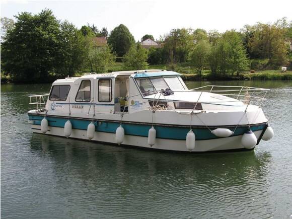 Boating Holidays with Riviera 920 - 2 Cabins, ideal for 4 Adults and 2 Children