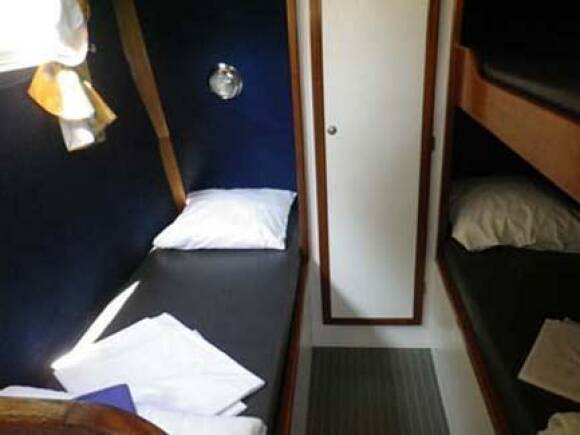 Tarpon 42 - Straboard Rear Cabin with 3 Bunk Beds